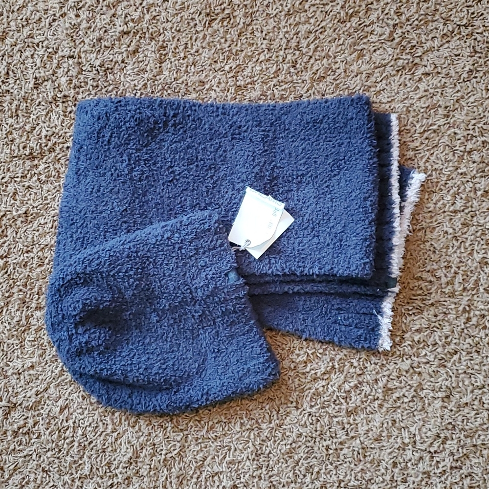 Barefoot dreams hat ans scarf set. NWT.